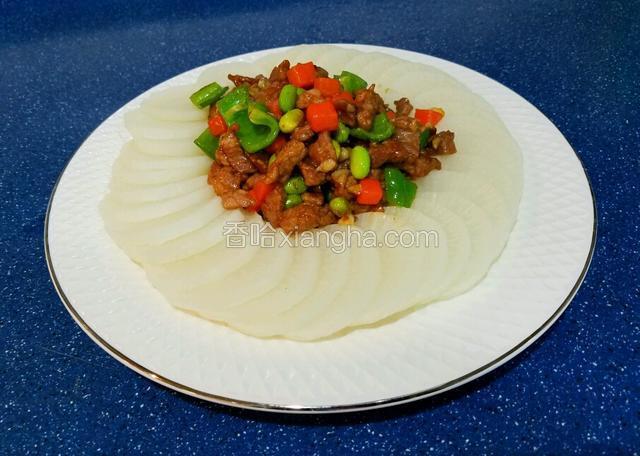 關火~將炒好的肉粒鏟起放在蘿卜中間