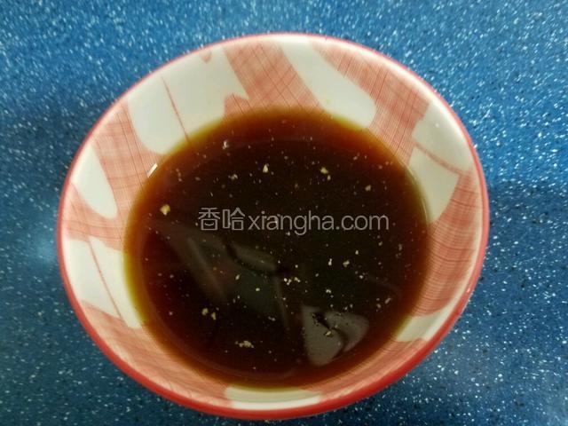 將蠔油~蒸魚豉油~雞粉~鹽放入裝蘿卜水的碗~攪拌均勻