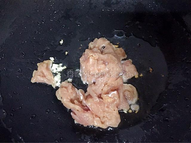 放入猪肉翻炒至变色断生