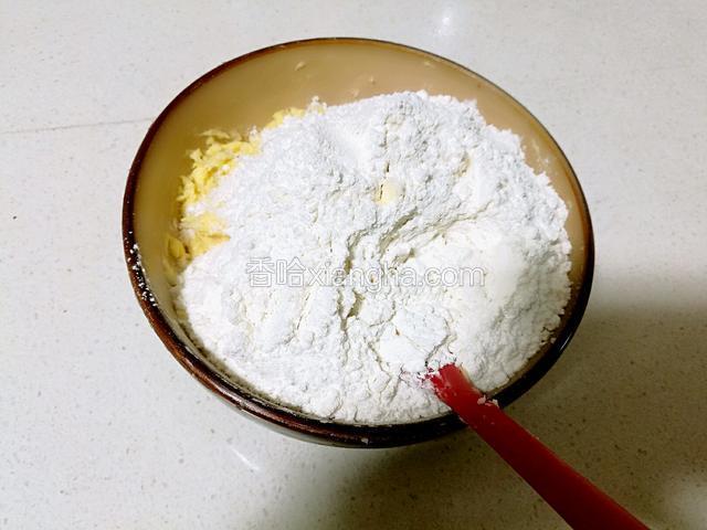 把面粉加入到黄油里。