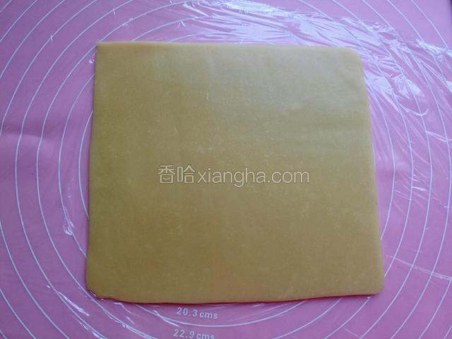 面团取出擀成1cm厚的面片，然后修成方形。