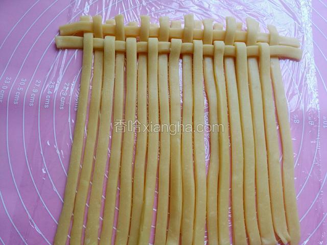 依次类推，翻上去，摆横条，翻下来压住。