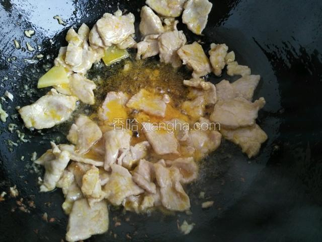 把肉片炒至变白。