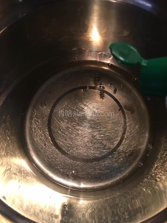现在开始打发蛋清，这时候也可以预热烤箱了，上下管100度预热。蛋清里面滴几滴柠檬汁。没有柠檬汁可以用白醋代替