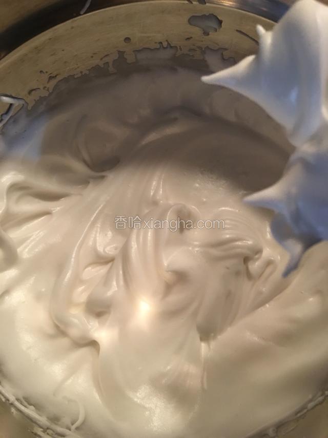 所谓的干性发泡，就是提起打蛋头有直立的小尖角，也可以把盘倒过来，蛋白膏不会流动，这样就已经完成了。整个蛋白膏的制作五六分钟就完全可以完成的。