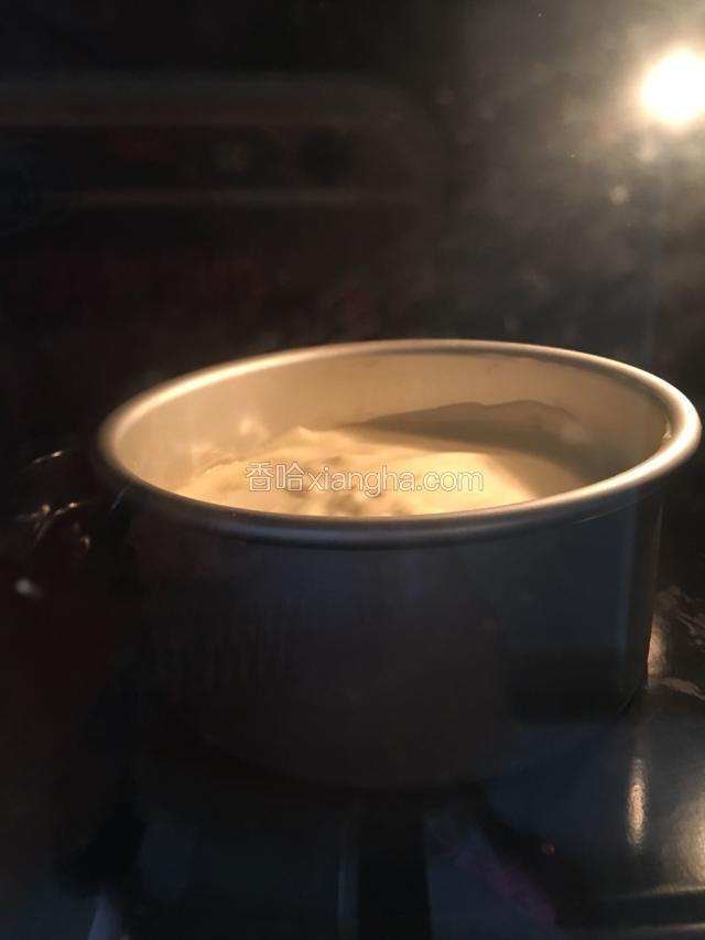 这时要马上放进预热好的烤箱里面，上下管100度，烤50分