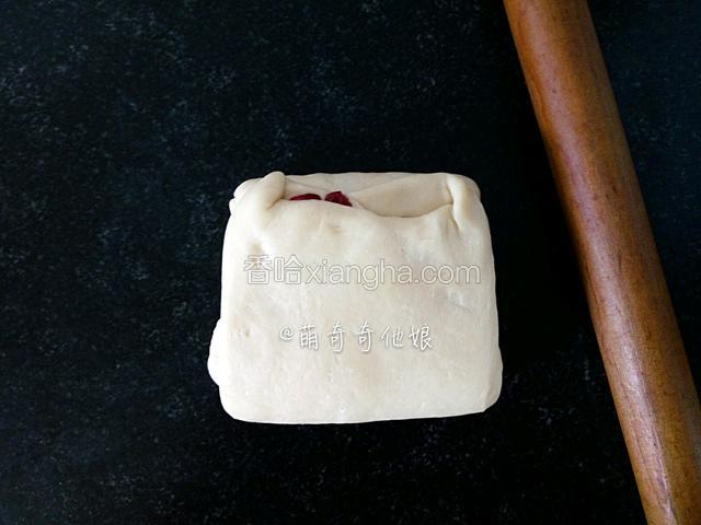 下面的1/3处向中间折叠。