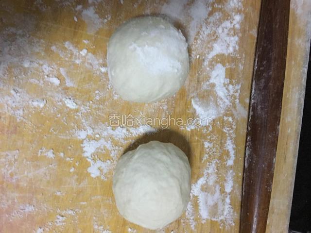 分成两个面团。