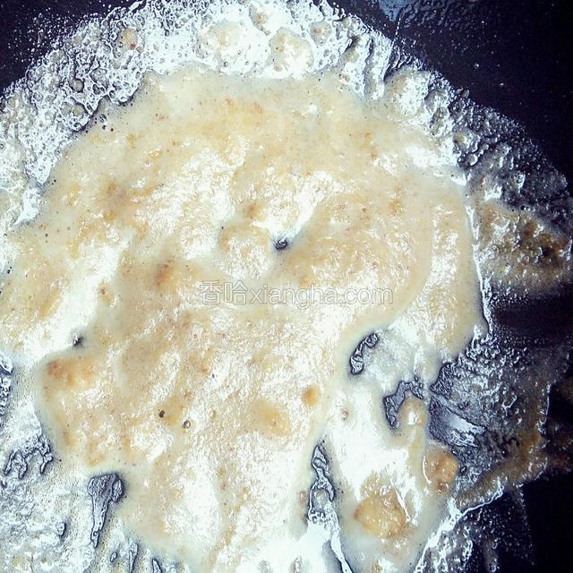 锅中留少许油，放进鸭蛋黄压碎后，用小火炒的冒气泡