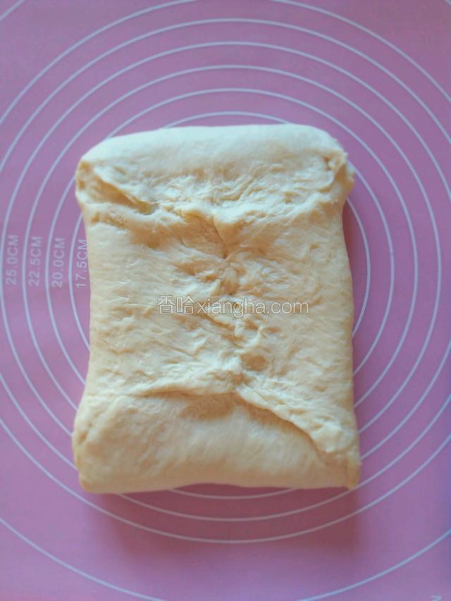 然后再包起豆沙馅，捏紧面团链接出。