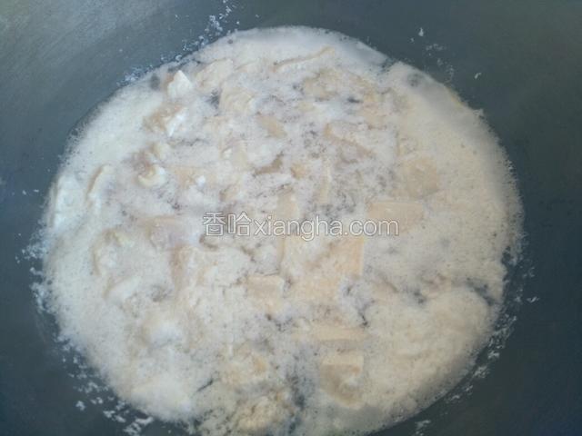 锅烧开水，把鸡肉块打水焯。