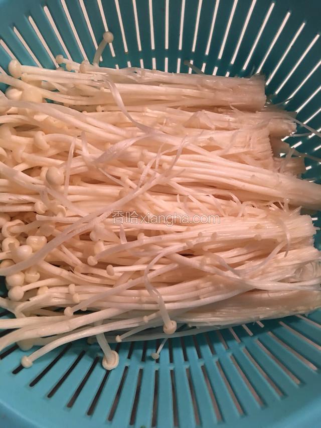 金针菇去掉头，洗净后沥干水份备用