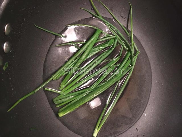 葱叶子在开水中烫软捞起备用