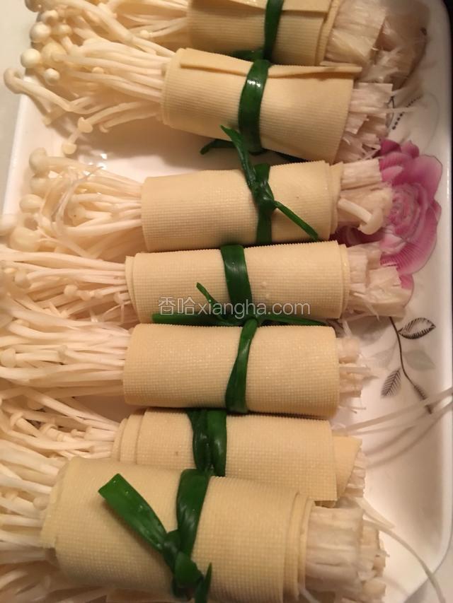 做好的豆皮金针菇卷