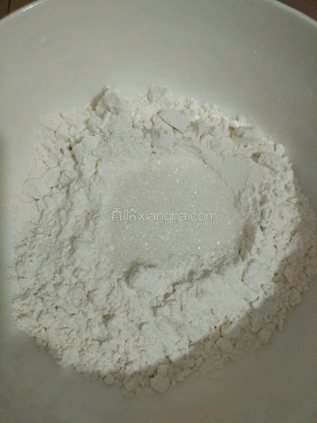 面粉倒入大碗里，加入白糖