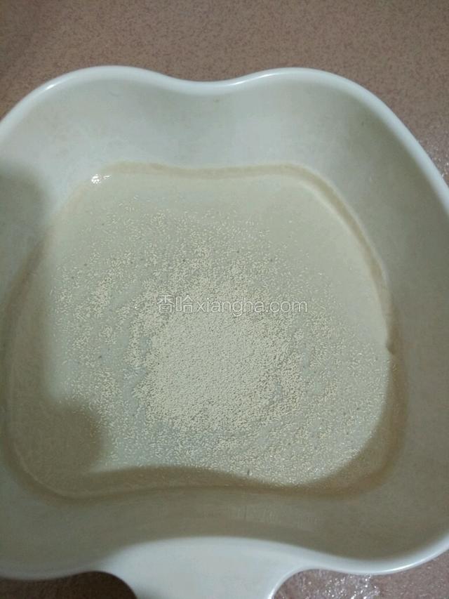 酵母用温水化开，温水大概35℃左右以不烫手为准。