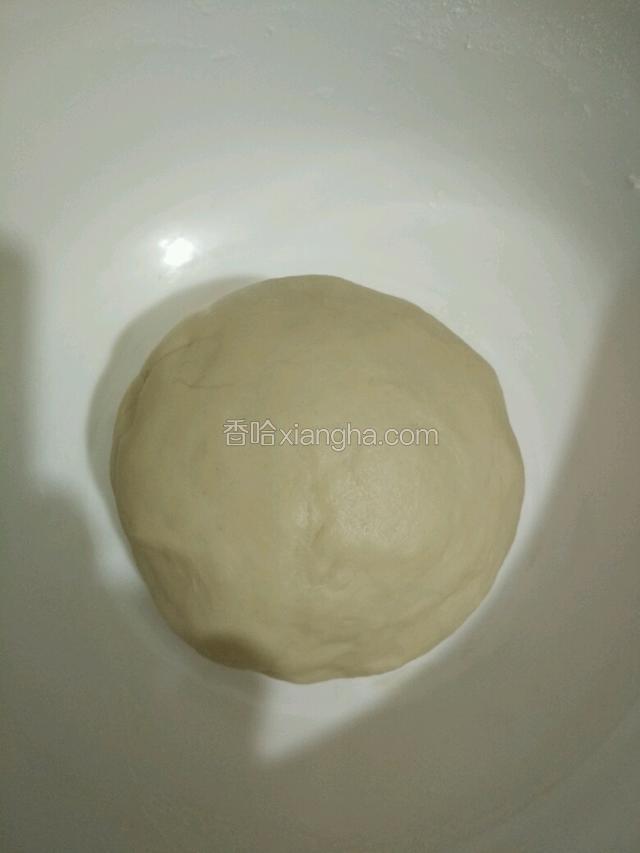 继续把面团揉成光滑的面团，盖住保鲜膜放温暖处发酵至原来的2.5倍大