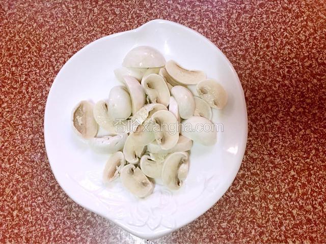 捞出沥干水份备用