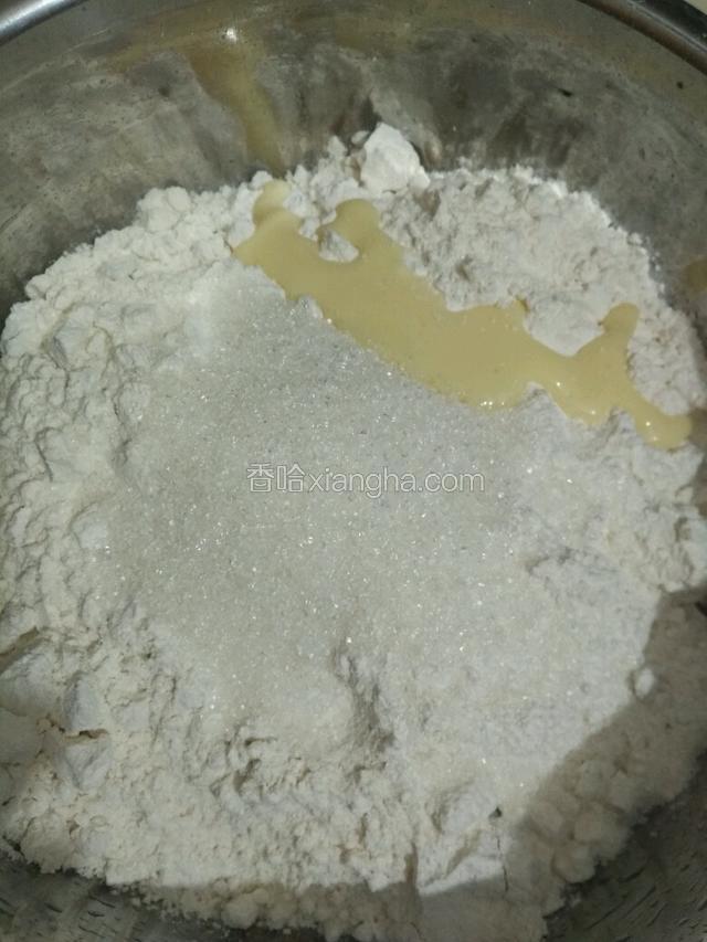 面粉倒入大碗里，加入白糖和炼乳