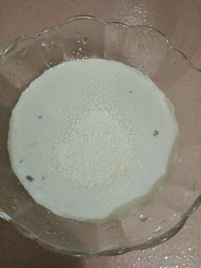 酵母用1/3的温水化开，温水大概35℃以不烫手为好