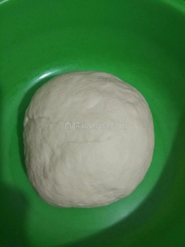 再把面粉移到面板上揉成光滑的面团，我大概揉了15-20分钟，盖住保鲜膜放到温暖处发酵至原来的2.5倍大