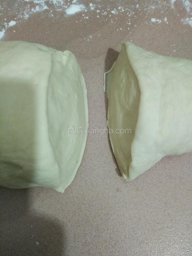 把面团取出来撒点干面粉再揉一揉，多揉一会蒸出来的花卷很更白更美味哦，用刀切一下里面没有气孔就可以