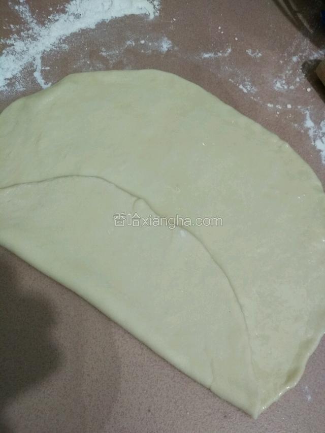 再把周围面皮往里折一下再打开，这样做是使油都均匀的粘上食用油