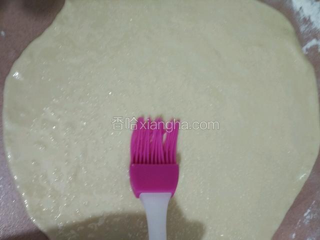 再撒上适量盐，用刷子刷均匀