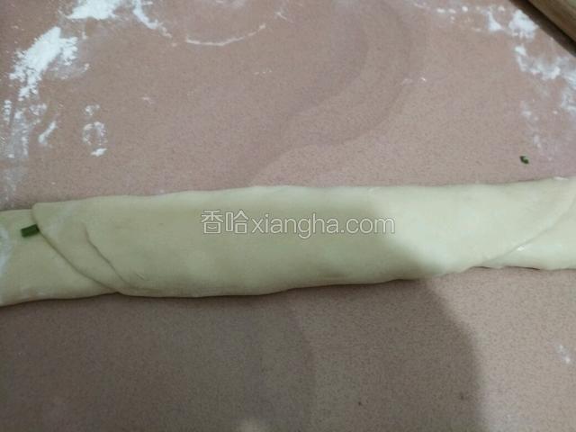 再从任意一头慢慢卷起来，不用压太紧了以免层次不分明