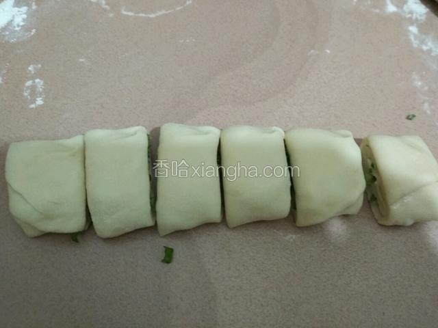 用刀切成大概两-三公分宽的面剂子