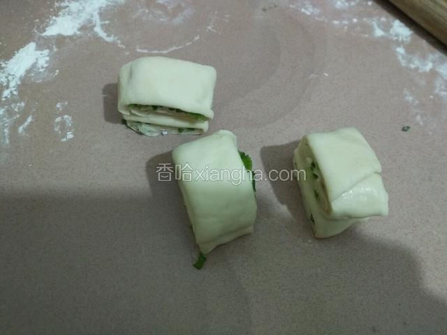 以每两个面剂子重叠起来