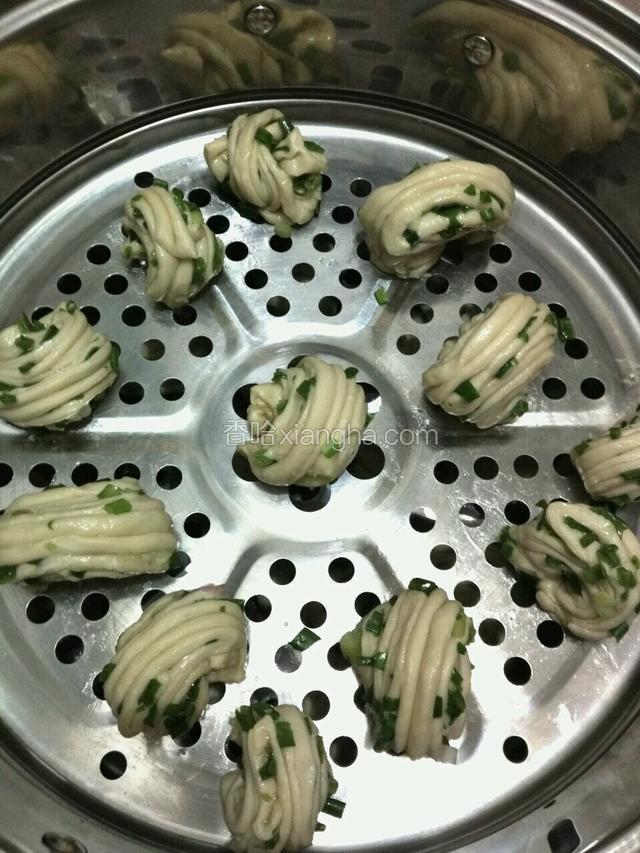 做好花卷放上蒸隔，记得给蒸隔刷一层油以免粘底，盖上锅盖二次醒发20分钟