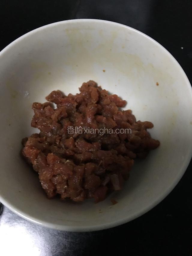 醒发过程中准备馅料，煎蛋 腌制牛肉备用。