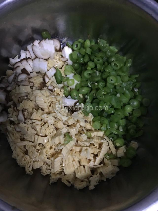 腐竹切碎，龙豆过开水至七成熟，香菇切丁。