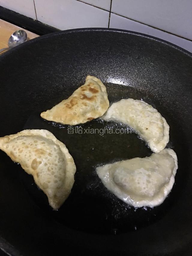 小火入油锅炸制。