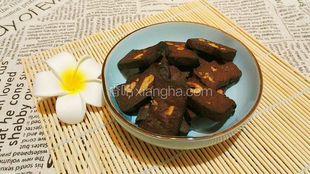 烤至上色即可，出炉后上面的果仁保持原色为佳，冷却后密封保存～
今天我烤的略有点过～