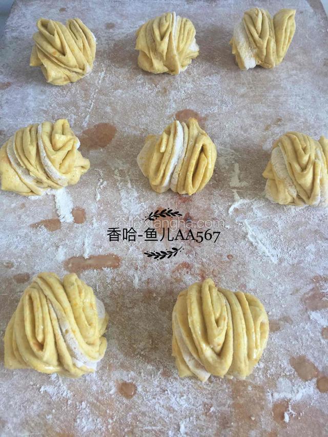 捏住两头拧8字形，将两头翻到下面捏紧，都整好形后进行第二次发酵。