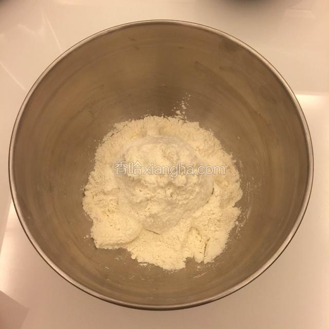 将主面团材料里的面包粉、盐、糖，倒在中种面团上盖住，然后盖上保鲜膜进行发酵