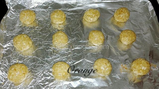 用手揉成一个个小球，大小自己随意掌握