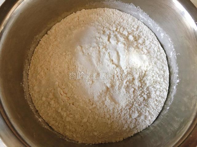 把面粉倒入一个大点的容器里，加入一勺盐搅匀。