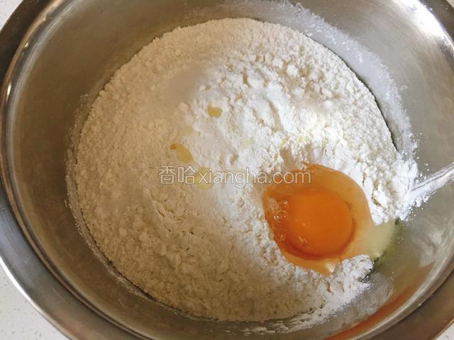 再打入一个新鲜鸡蛋搅散。