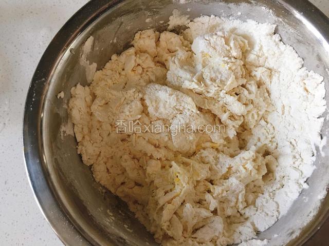 再缓慢的倒入温水，边倒边用筷子搅散。不要一次倒入水，面要比平时和的硬一点。