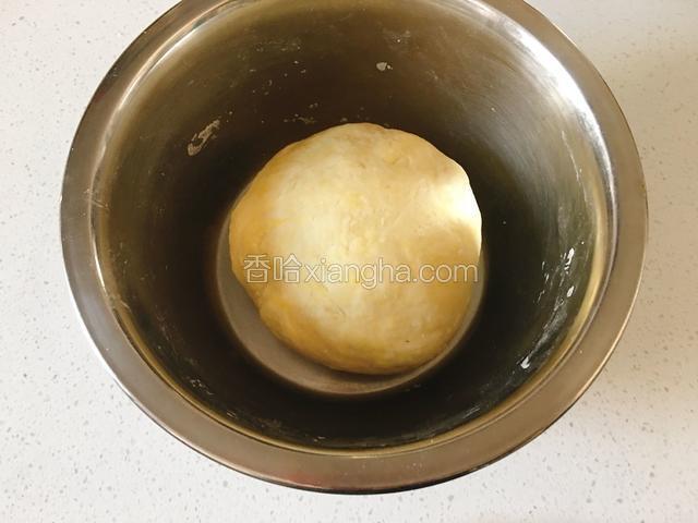 揉成一个光滑的面团，盖上保鲜膜醒发二十分钟。