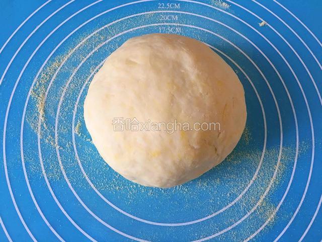 把面团放到垫子上，撒上适量干面粉和玉米面，多揉一下面。