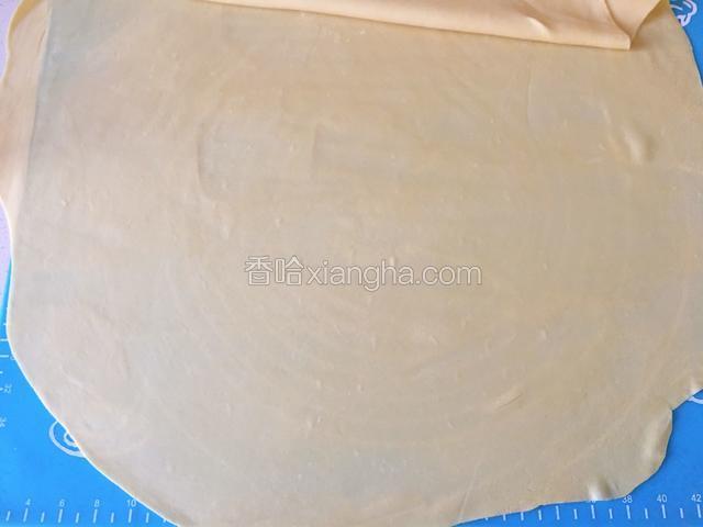 用擀面杖擀成大的面片。