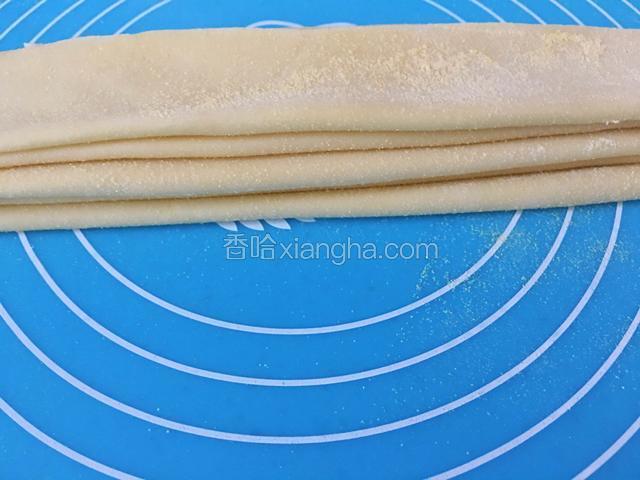 折叠起来，每一层都要撒上玉米面防止粘连。