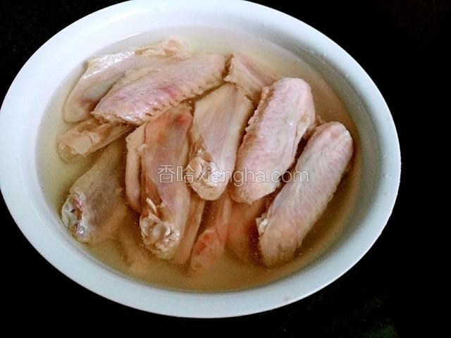 
鸡翅加水泡洗干净
