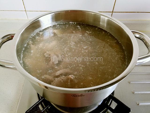 烧一锅热水，水开下入猪肝，猪肝全部变色立即捞出来控水备用。