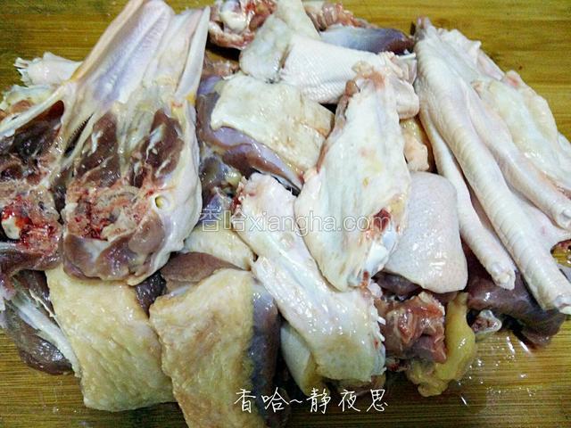 鸭肉买回来处理干净，剁成块（鸭皮上的毛可以用女生夹眉毛的撵子夹，特别好夹）