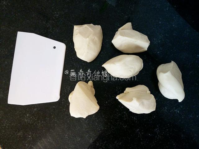 取出面团轻压排气，称重并分割成6等份。
（从容器里取出发酵好的面团的时候不可拉扯出来，而是用手托出来。）